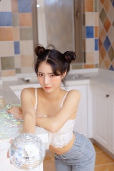 岳故意装睡让我挺进去的电影
